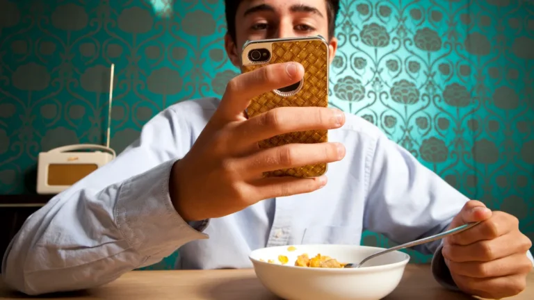 Best Things to Do on Your Phone While Waiting for Your Chowking Meal